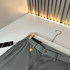 VERS*CE/范*哲 2026春夏新款时尚休闲西裤,定制原版弹力氨纶面料!展现西裤自然垂坠感勾勒出自若与儒雅。日常穿着 VERS*CE/范*哲 2026春夏新款时尚休闲西裤,定制原版弹力氨纶面料!展现西裤自然垂坠感勾勒出自若与儒雅。日常穿着