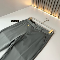 VERS*CE/范*哲 2026春夏新款时尚休闲西裤,定制原版弹力氨纶面料!展现西裤自然垂坠感勾勒出自若与儒雅。日常穿着 VERS*CE/范*哲 2026春夏新款时尚休闲西裤,定制原版弹力氨纶面料!展现西裤自然垂坠感勾勒出自若与儒雅。日常穿着