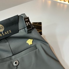 VERS*CE/范*哲 2026春夏新款时尚休闲西裤,定制原版弹力氨纶面料!展现西裤自然垂坠感勾勒出自若与儒雅。日常穿着 VERS*CE/范*哲 2026春夏新款时尚休闲西裤,定制原版弹力氨纶面料!展现西裤自然垂坠感勾勒出自若与儒雅。日常穿着