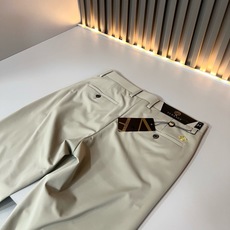 VERS*CE/范*哲 2026春夏新款时尚休闲西裤,定制原版弹力氨纶面料!展现西裤自然垂坠感勾勒出自若与儒雅。日常穿着 VERS*CE/范*哲 2026春夏新款时尚休闲西裤,定制原版弹力氨纶面料!展现西裤自然垂坠感勾勒出自若与儒雅。日常穿着
