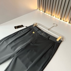 VERS*CE/范*哲 2026春夏新款时尚休闲西裤,定制原版弹力氨纶面料!展现西裤自然垂坠感勾勒出自若与儒雅。日常穿着 VERS*CE/范*哲 2026春夏新款时尚休闲西裤,定制原版弹力氨纶面料!展现西裤自然垂坠感勾勒出自若与儒雅。日常穿着