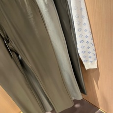 Loro Piana诺悠翩雅 2026春夏新品男士时装款高端休闲裤,香港洋行渠道货,日本原厂出品,纯血统品质,完美延续了 Loro Piana诺悠翩雅 2026春夏新品男士时装款高端休闲裤,香港洋行渠道货,日本原厂出品,纯血统品质,完美延续了