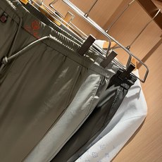 Loro Piana诺悠翩雅 2026春夏新品男士时装款高端休闲裤,香港洋行渠道货,日本原厂出品,纯血统品质,完美延续了 Loro Piana诺悠翩雅 2026春夏新品男士时装款高端休闲裤,香港洋行渠道货,日本原厂出品,纯血统品质,完美延续了