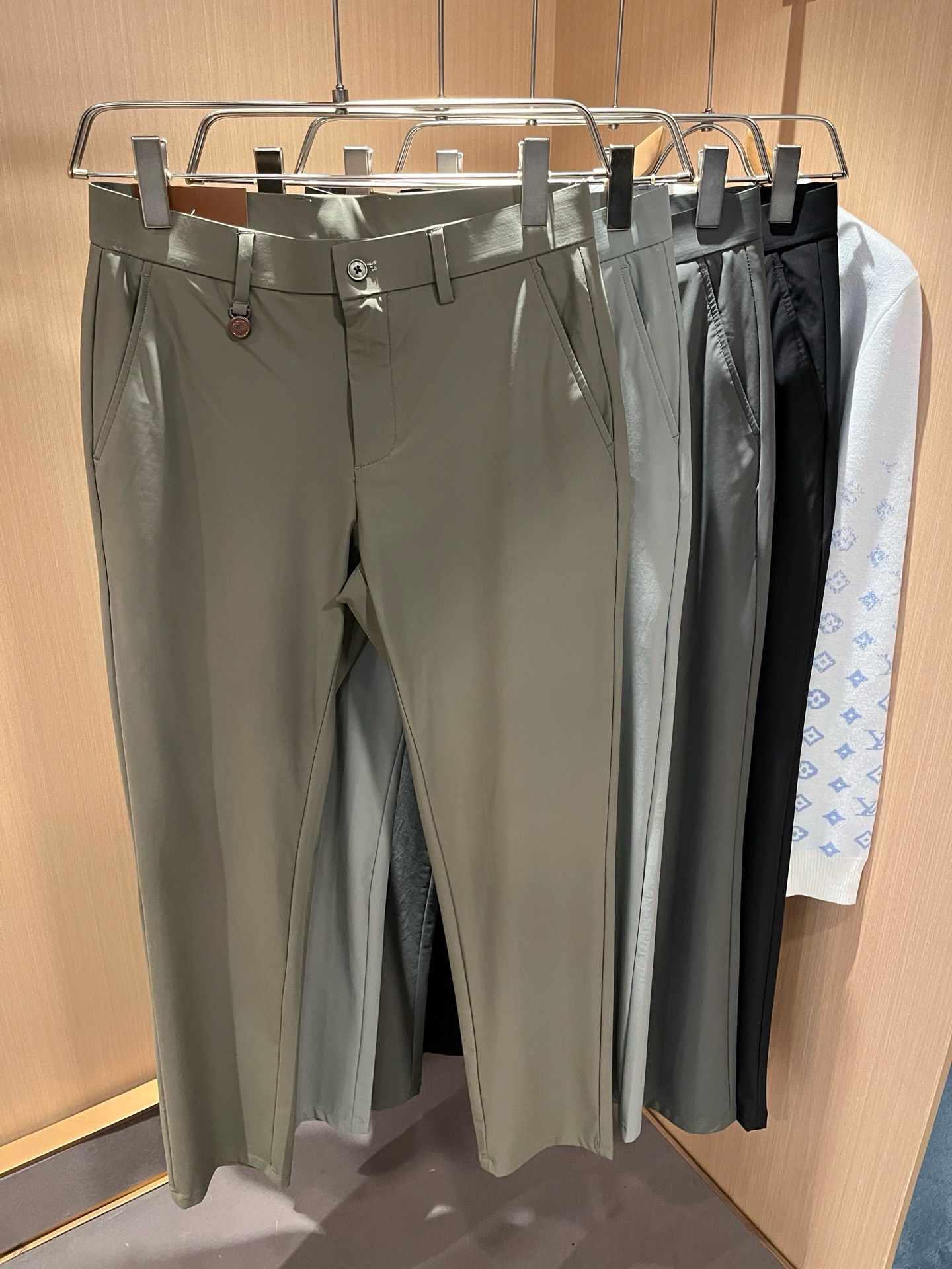 Loro Piana诺悠翩雅 2026春夏新品男士时装款高端休闲裤,香港洋行渠道货,日本原厂出品,纯血统品质,完美延续了 Loro Piana诺悠翩雅 2026春夏新品男士时装款高端休闲裤,香港洋行渠道货,日本原厂出品,纯血统品质,完美延续了