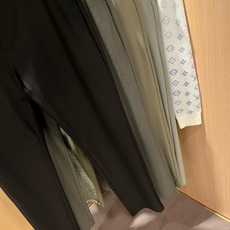 Loro Piana诺悠翩雅 2026春夏新品男士时装款高端休闲裤,香港洋行渠道货,日本原厂出品,纯血统品质,完美延续了 Loro Piana诺悠翩雅 2026春夏新品男士时装款高端休闲裤,香港洋行渠道货,日本原厂出品,纯血统品质,完美延续了