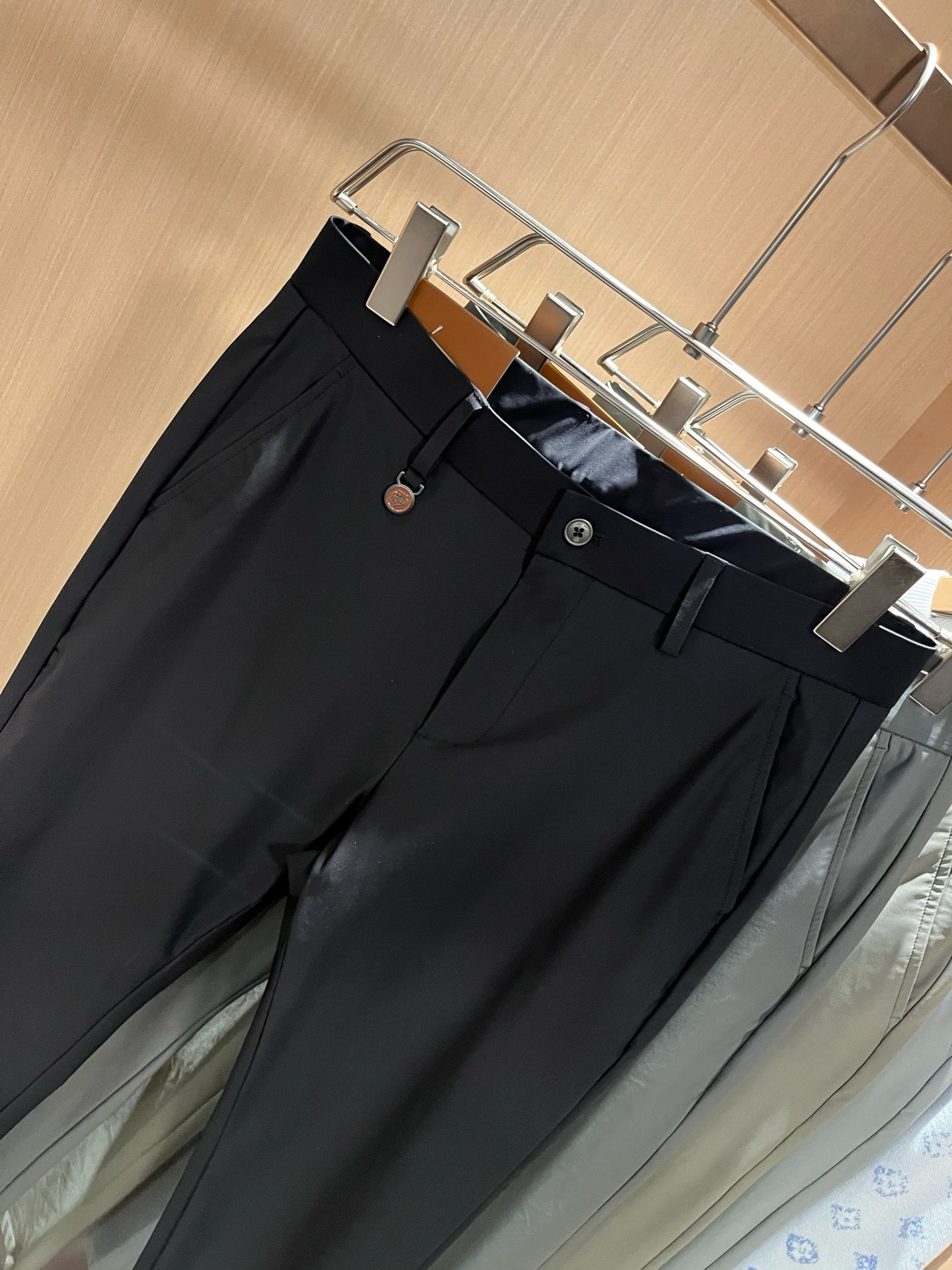Loro Piana诺悠翩雅 2026春夏新品男士时装款高端休闲裤,香港洋行渠道货,日本原厂出品,纯血统品质,完美延续了 Loro Piana诺悠翩雅 2026春夏新品男士时装款高端休闲裤,香港洋行渠道货,日本原厂出品,纯血统品质,完美延续了