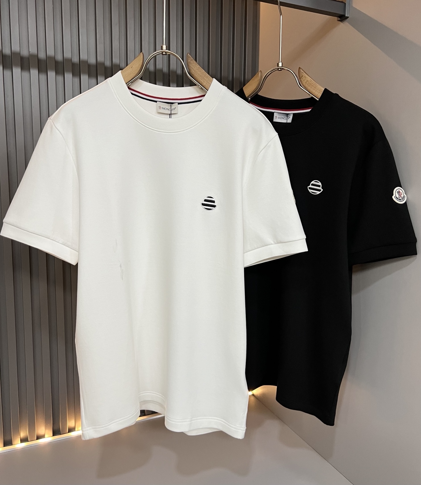 Moncler蒙口2026秋冬新款贸易订单短袖打底衫,全品相!!网红款!胸前logo图案刺绣设计!上身舒适透气,不僵硬, Moncler蒙口2026秋冬新款贸易订单短袖打底衫,全品相!!网红款!胸前logo图案刺绣设计!上身舒适透气,不僵硬,