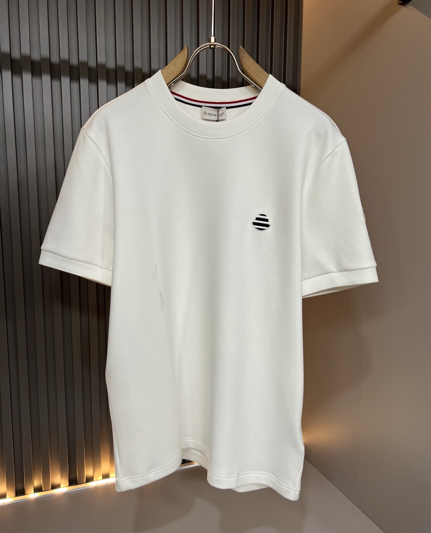 Moncler蒙口2026秋冬新款贸易订单短袖打底衫,全品相!!网红款!胸前logo图案刺绣设计!上身舒适透气,不僵硬, Moncler蒙口2026秋冬新款贸易订单短袖打底衫,全品相!!网红款!胸前logo图案刺绣设计!上身舒适透气,不僵硬,