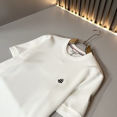 Moncler蒙口2026秋冬新款贸易订单短袖打底衫,全品相!!网红款!胸前logo图案刺绣设计!上身舒适透气,不僵硬, Moncler蒙口2026秋冬新款贸易订单短袖打底衫,全品相!!网红款!胸前logo图案刺绣设计!上身舒适透气,不僵硬,