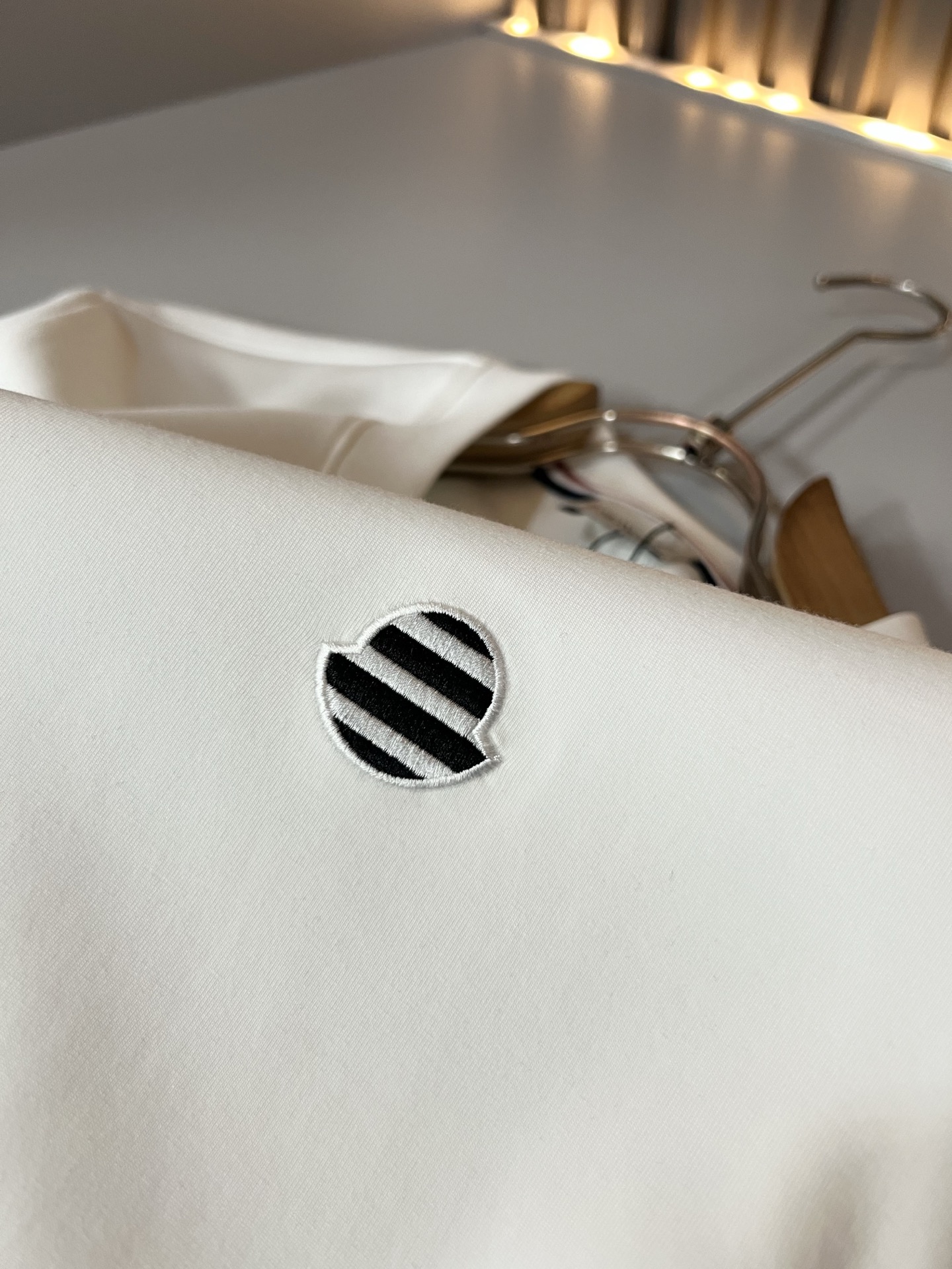 Moncler蒙口2026秋冬新款贸易订单短袖打底衫,全品相!!网红款!胸前logo图案刺绣设计!上身舒适透气,不僵硬, Moncler蒙口2026秋冬新款贸易订单短袖打底衫,全品相!!网红款!胸前logo图案刺绣设计!上身舒适透气,不僵硬,