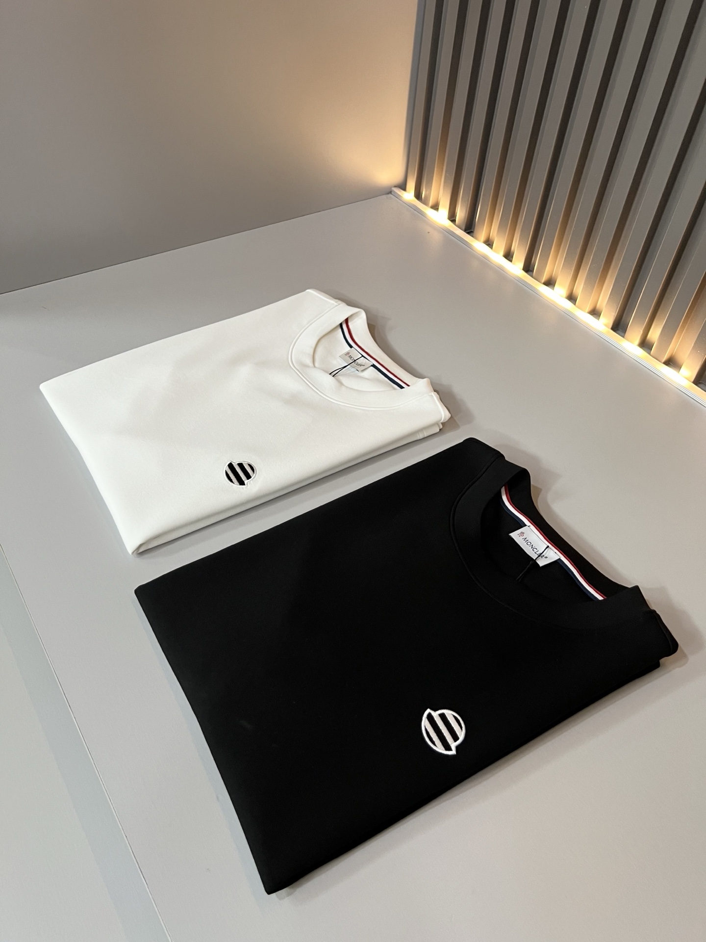 Moncler蒙口2026秋冬新款贸易订单短袖打底衫,全品相!!网红款!胸前logo图案刺绣设计!上身舒适透气,不僵硬, Moncler蒙口2026秋冬新款贸易订单短袖打底衫,全品相!!网红款!胸前logo图案刺绣设计!上身舒适透气,不僵硬,