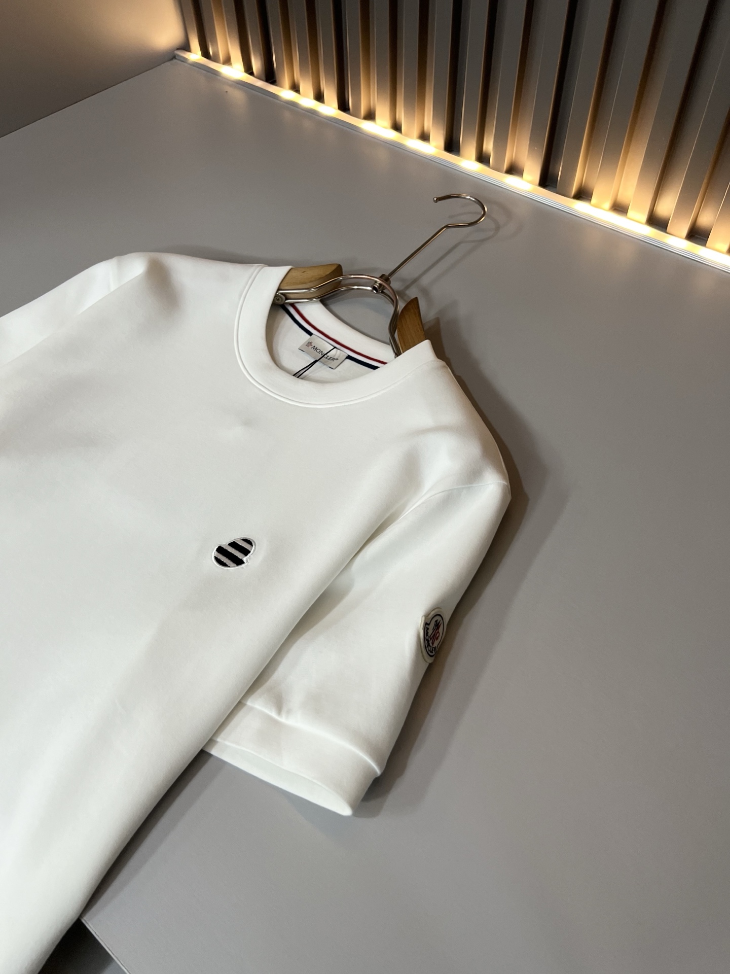 Moncler蒙口2026秋冬新款贸易订单短袖打底衫,全品相!!网红款!胸前logo图案刺绣设计!上身舒适透气,不僵硬, Moncler蒙口2026秋冬新款贸易订单短袖打底衫,全品相!!网红款!胸前logo图案刺绣设计!上身舒适透气,不僵硬,