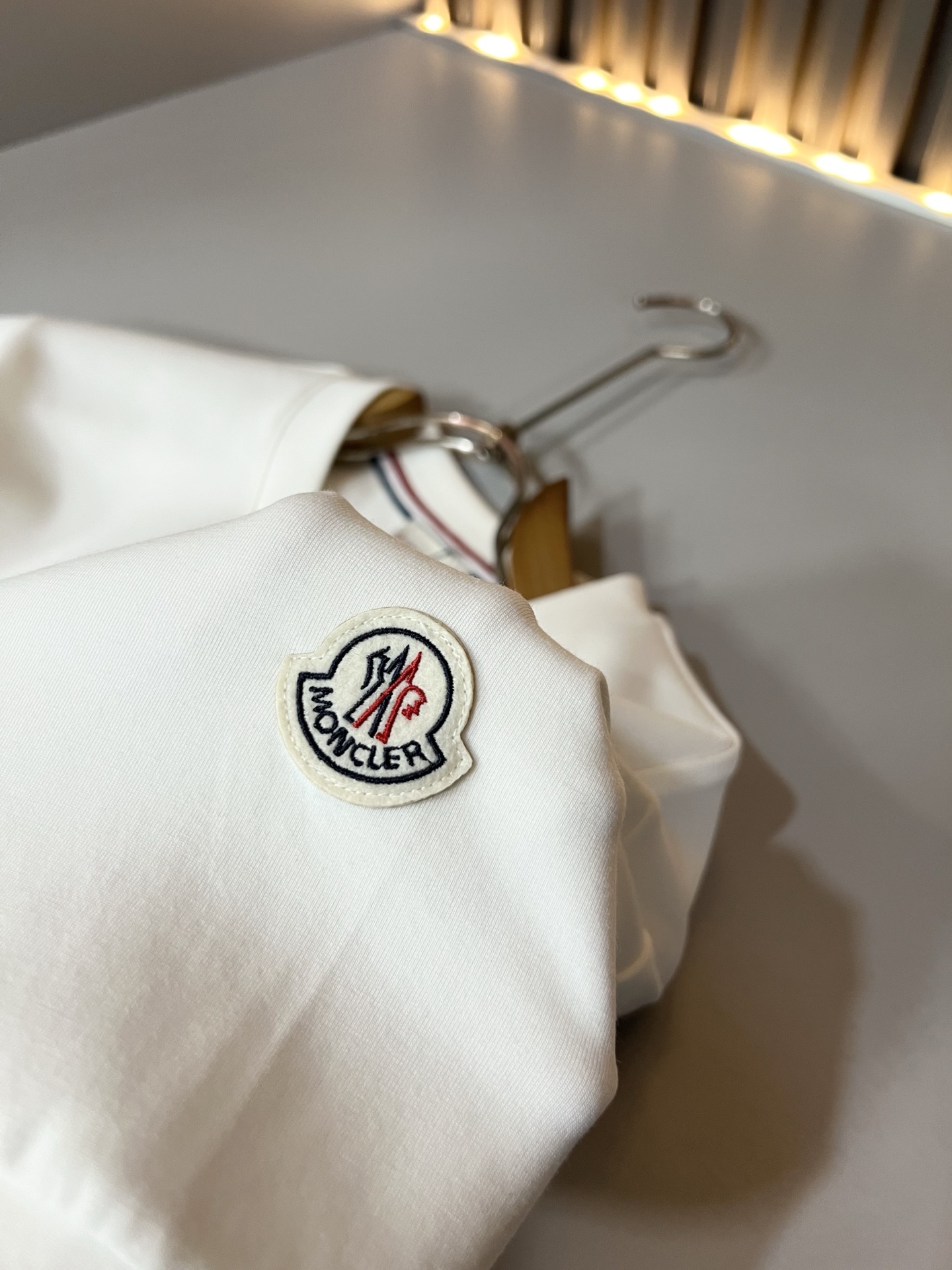 Moncler蒙口2026秋冬新款贸易订单短袖打底衫,全品相!!网红款!胸前logo图案刺绣设计!上身舒适透气,不僵硬, Moncler蒙口2026秋冬新款贸易订单短袖打底衫,全品相!!网红款!胸前logo图案刺绣设计!上身舒适透气,不僵硬,
