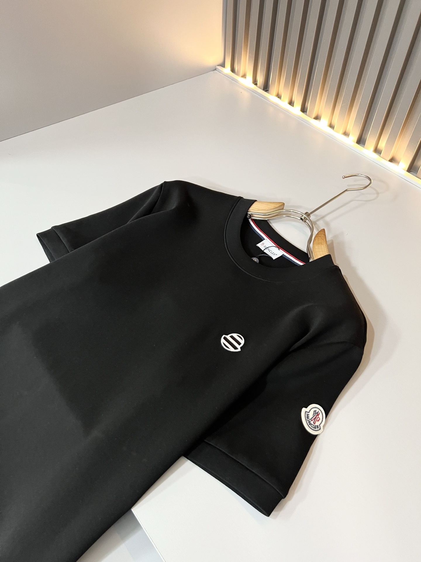 Moncler蒙口2026秋冬新款贸易订单短袖打底衫,全品相!!网红款!胸前logo图案刺绣设计!上身舒适透气,不僵硬, Moncler蒙口2026秋冬新款贸易订单短袖打底衫,全品相!!网红款!胸前logo图案刺绣设计!上身舒适透气,不僵硬,