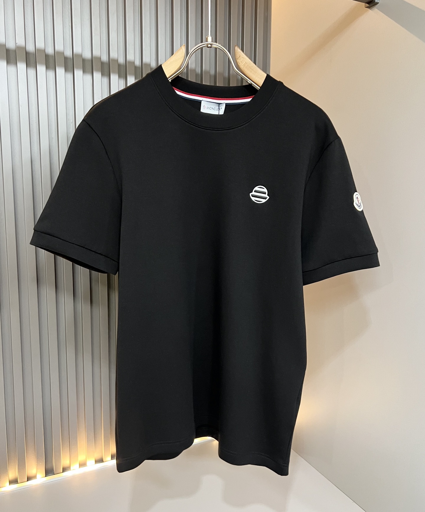 Moncler蒙口2026秋冬新款贸易订单短袖打底衫,全品相!!网红款!胸前logo图案刺绣设计!上身舒适透气,不僵硬, Moncler蒙口2026秋冬新款贸易订单短袖打底衫,全品相!!网红款!胸前logo图案刺绣设计!上身舒适透气,不僵硬,