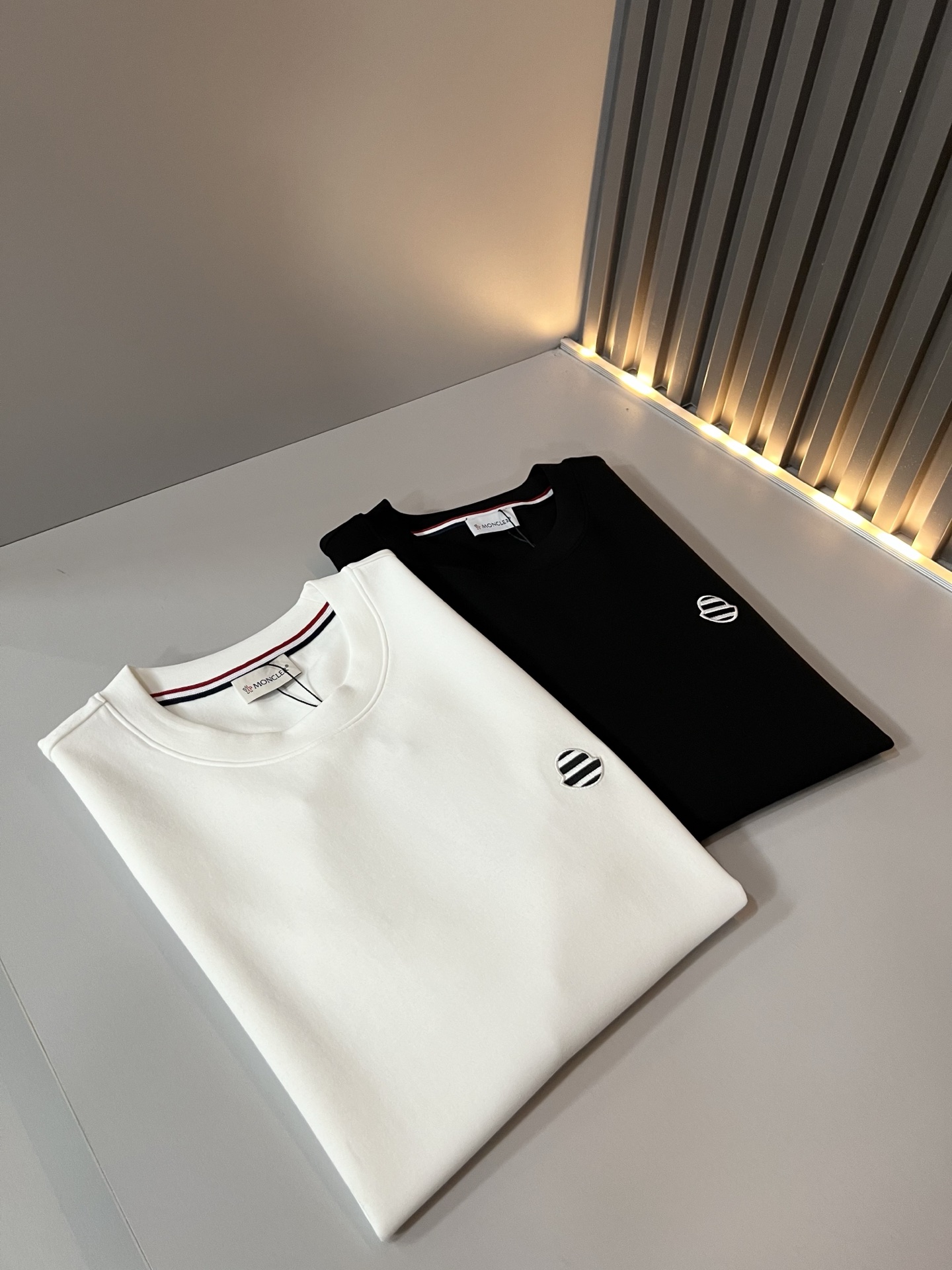 Moncler蒙口2026秋冬新款贸易订单短袖打底衫,全品相!!网红款!胸前logo图案刺绣设计!上身舒适透气,不僵硬, Moncler蒙口2026秋冬新款贸易订单短袖打底衫,全品相!!网红款!胸前logo图案刺绣设计!上身舒适透气,不僵硬,