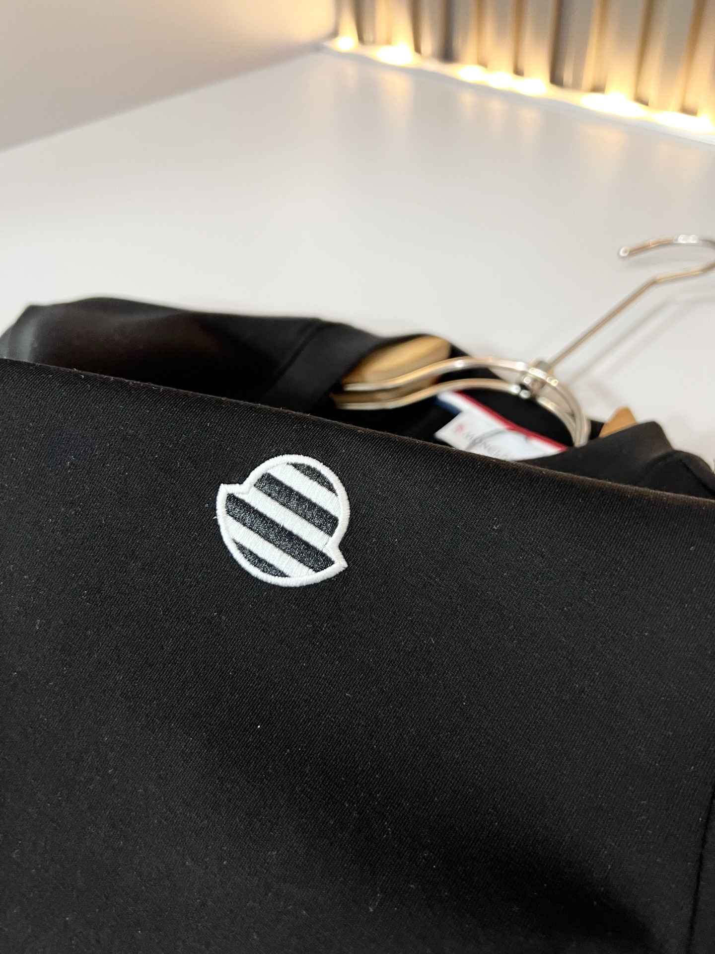 Moncler蒙口2026秋冬新款贸易订单短袖打底衫,全品相!!网红款!胸前logo图案刺绣设计!上身舒适透气,不僵硬, Moncler蒙口2026秋冬新款贸易订单短袖打底衫,全品相!!网红款!胸前logo图案刺绣设计!上身舒适透气,不僵硬,