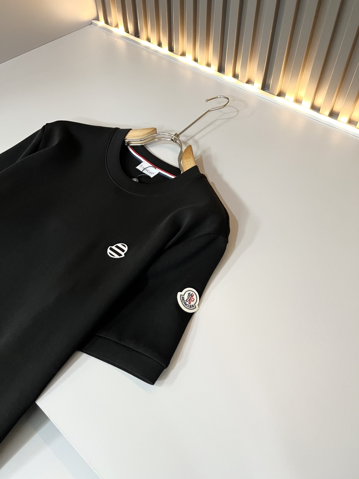 Moncler蒙口2026秋冬新款贸易订单短袖打底衫,全品相!!网红款!胸前logo图案刺绣设计!上身舒适透气,不僵硬, Moncler蒙口2026秋冬新款贸易订单短袖打底衫,全品相!!网红款!胸前logo图案刺绣设计!上身舒适透气,不僵硬,