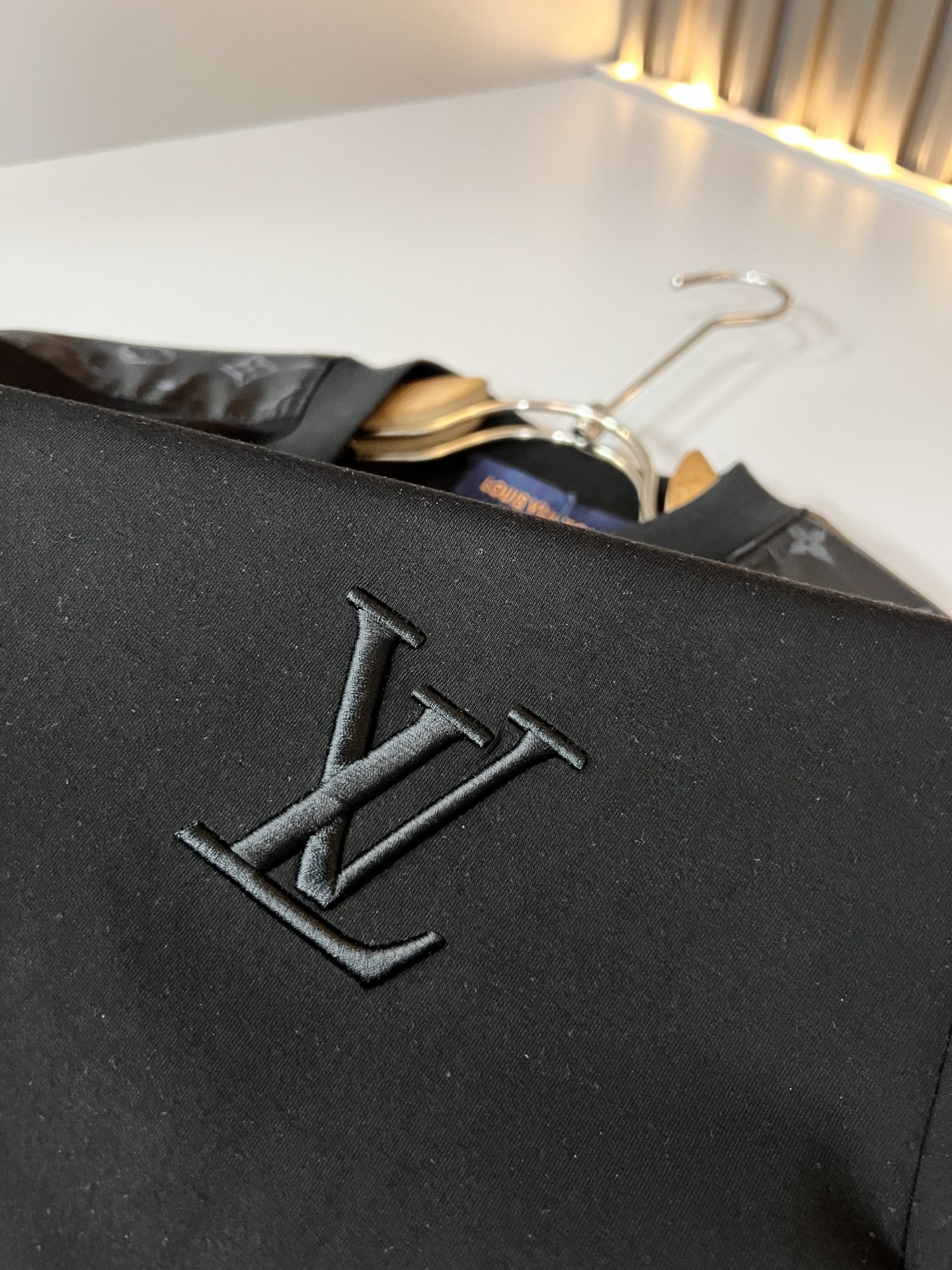 LouisVuitt*路易*登 2026秋冬新款男女👫短袖打底衫，非常时髦胸前logo刺绣修饰！区别于以往的不同，宣示品
