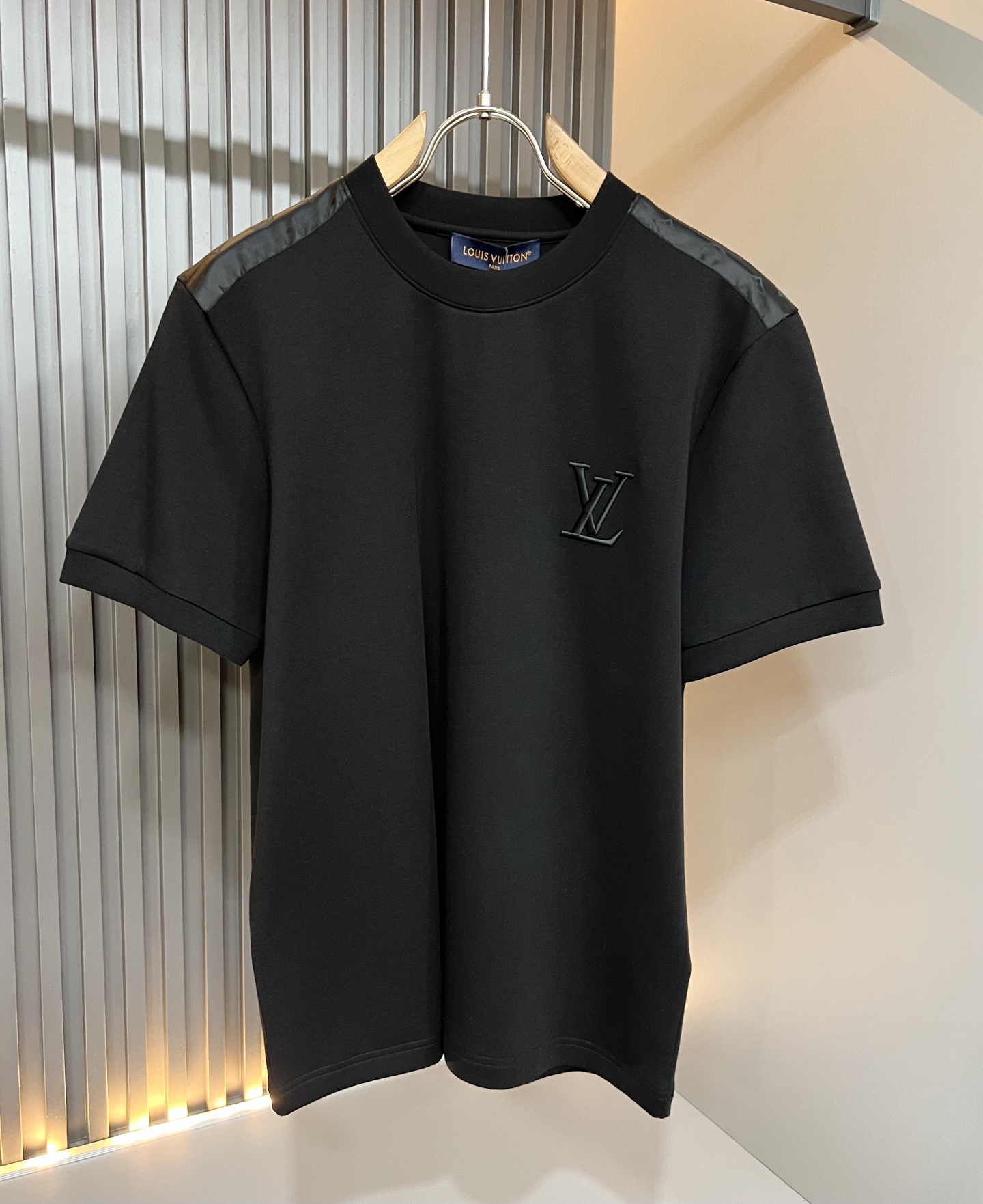 LouisVuitt*路易*登 2026秋冬新款男女👫短袖打底衫，非常时髦胸前logo刺绣修饰！区别于以往的不同，宣示品
