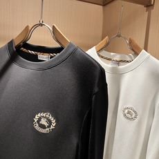 Bur*erry 巴*莉 2026秋冬新款男士长袖打底,品牌最新设计元素!既不单调也不复杂,恰到好处的展现品味!客供顶级 Bur*erry 巴*莉 2026秋冬新款男士长袖打底,品牌最新设计元素!既不单调也不复杂,恰到好处的展现品味!客供顶级