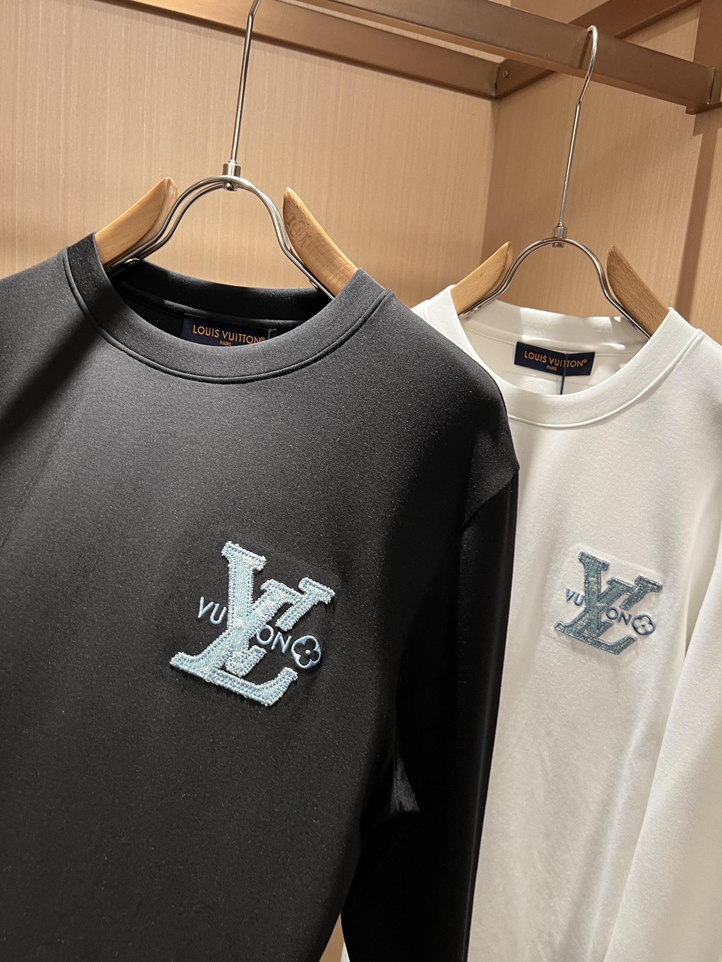 LouisVuitt*路易*登 2026秋冬新款男士长袖打底衫，非常时髦胸前logo刺绣修饰！区别于以往的不同，宣示品牌