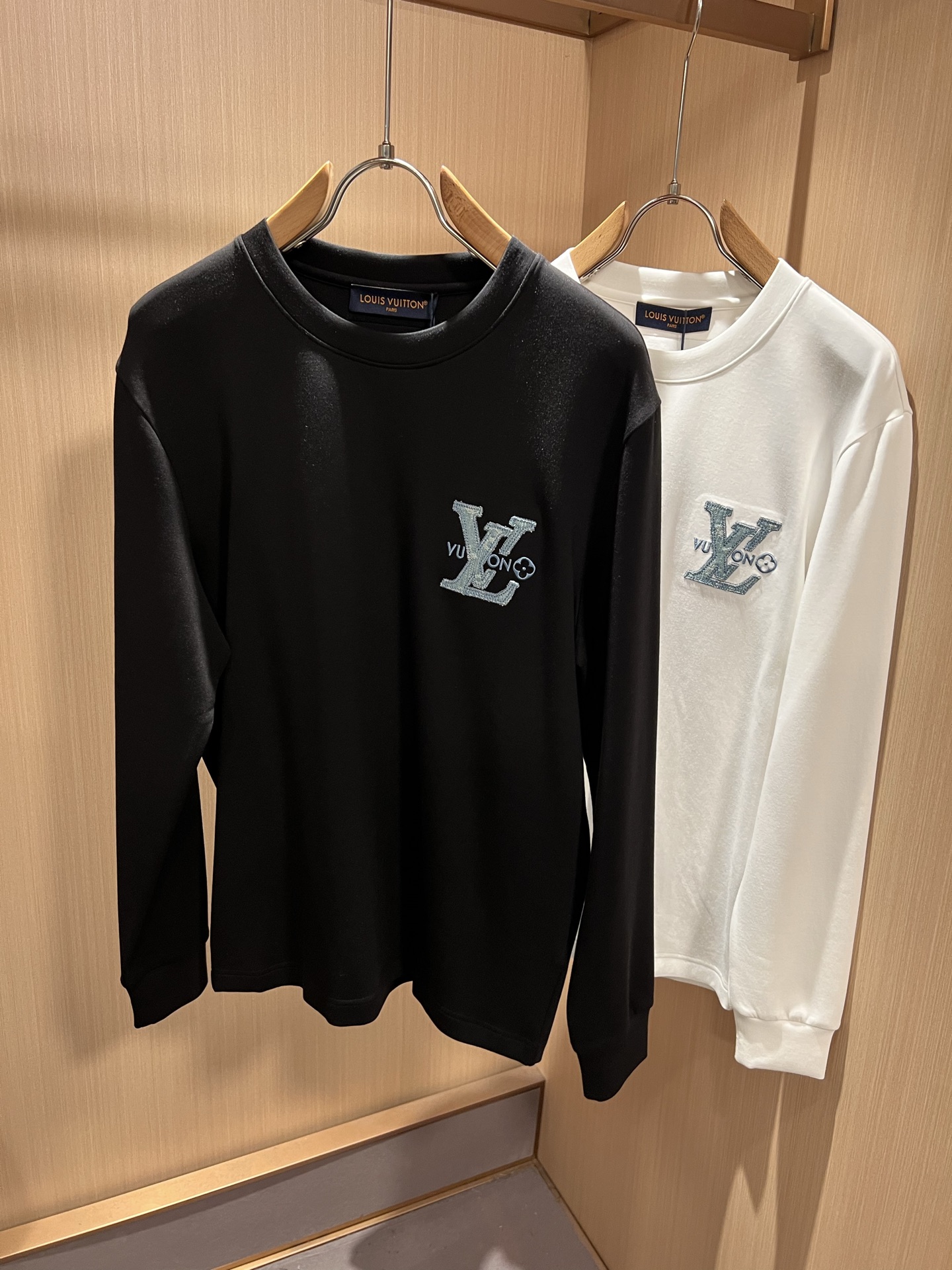LouisVuitt*路易*登 2026秋冬新款男士长袖打底衫，非常时髦胸前logo刺绣修饰！区别于以往的不同，宣示品牌