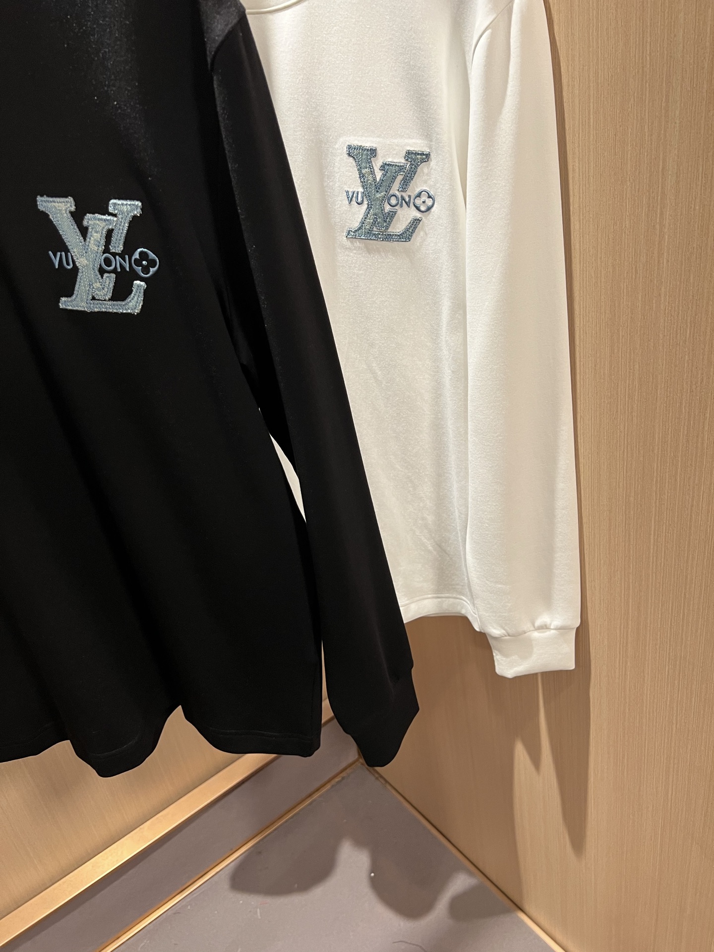 LouisVuitt*路易*登 2026秋冬新款男士长袖打底衫，非常时髦胸前logo刺绣修饰！区别于以往的不同，宣示品牌