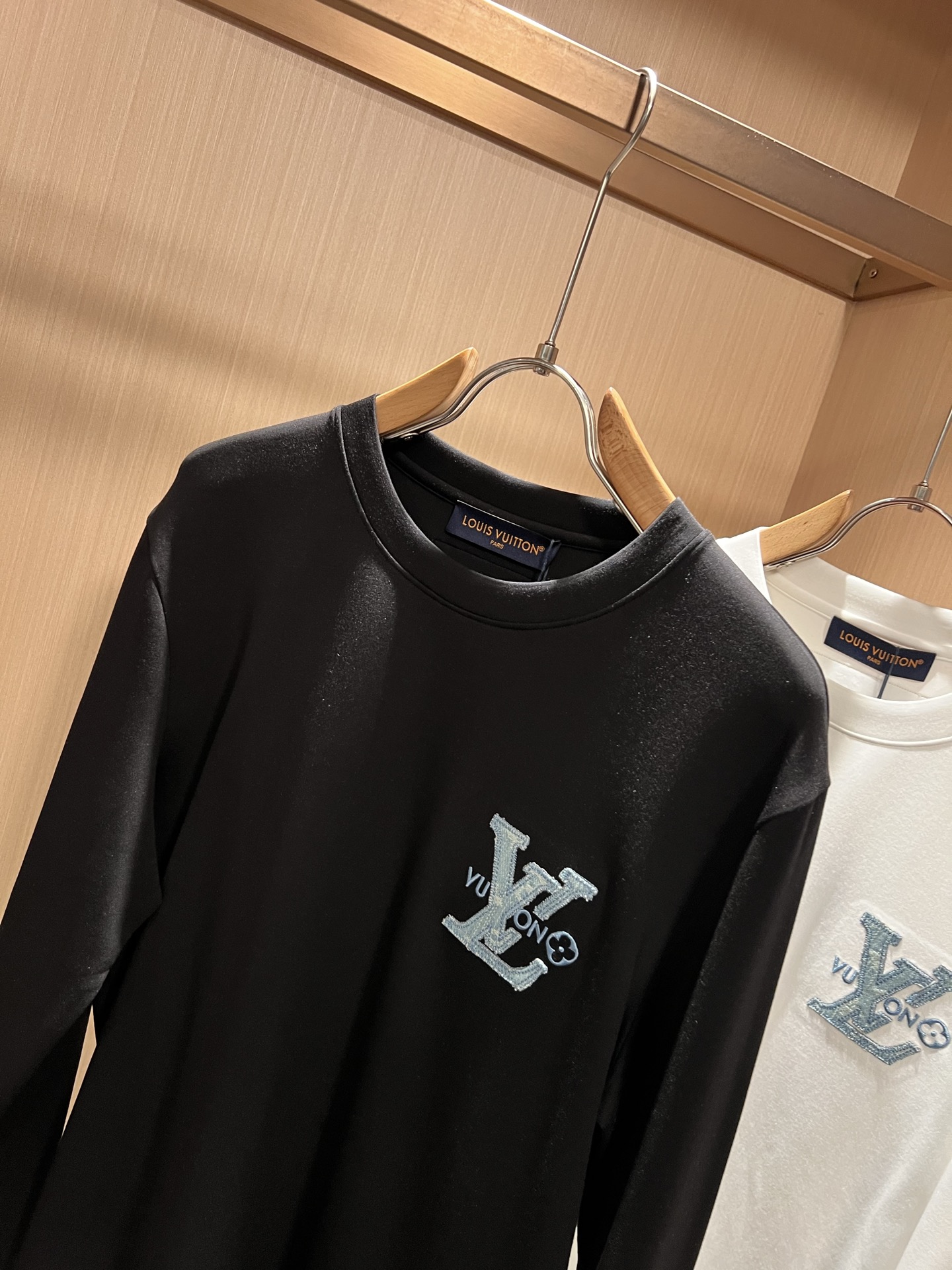 LouisVuitt*路易*登 2026秋冬新款男士长袖打底衫，非常时髦胸前logo刺绣修饰！区别于以往的不同，宣示品牌