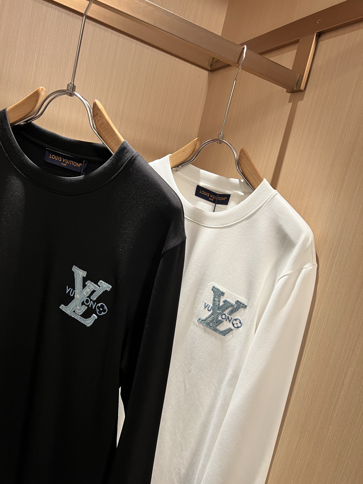 LouisVuitt*路易*登 2026秋冬新款男士长袖打底衫，非常时髦胸前logo刺绣修饰！区别于以往的不同，宣示品牌