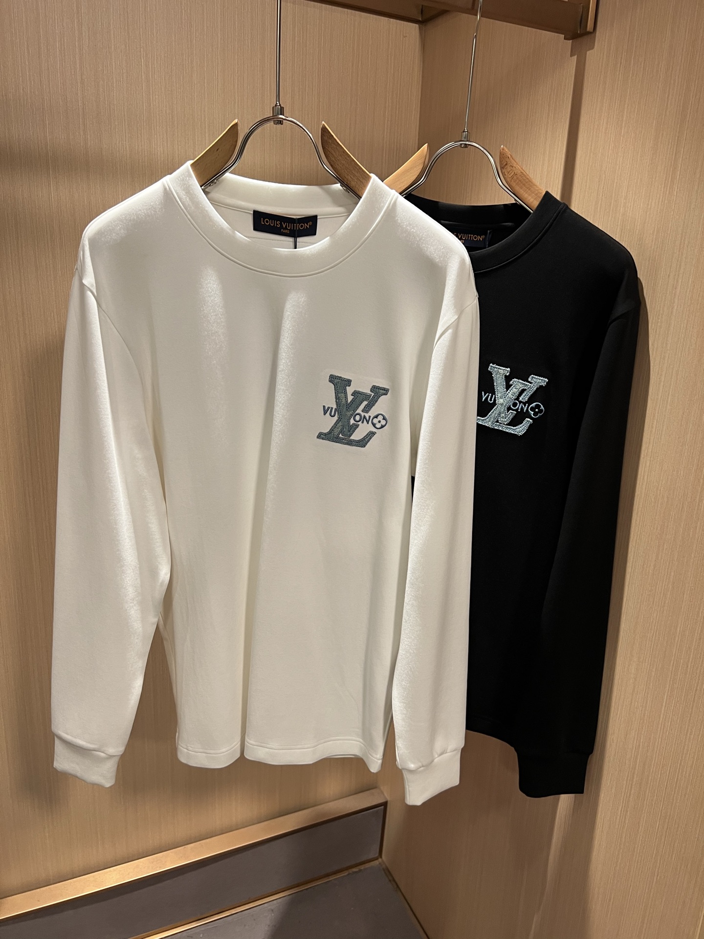 LouisVuitt*路易*登 2026秋冬新款男士长袖打底衫,非常时髦胸前logo刺绣修饰!区别于以往的不同,宣示品牌 LouisVuitt*路易*登 2026秋冬新款男士长袖打底衫,非常时髦胸前logo刺绣修饰!区别于以往的不同,宣示品牌