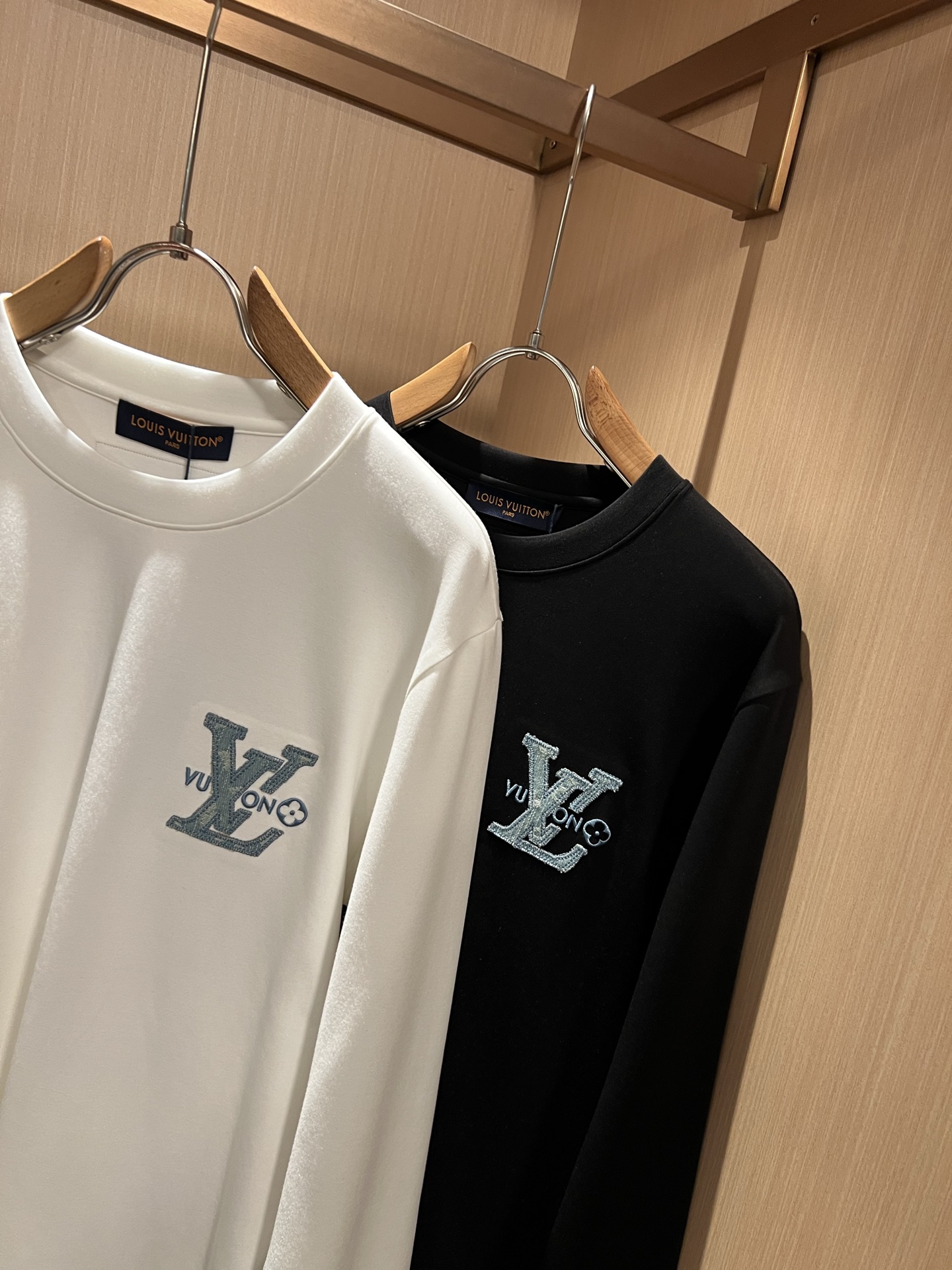 LouisVuitt*路易*登 2026秋冬新款男士长袖打底衫,非常时髦胸前logo刺绣修饰!区别于以往的不同,宣示品牌 LouisVuitt*路易*登 2026秋冬新款男士长袖打底衫,非常时髦胸前logo刺绣修饰!区别于以往的不同,宣示品牌