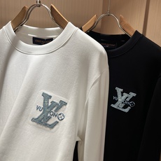 LouisVuitt*路易*登 2026秋冬新款男士长袖打底衫,非常时髦胸前logo刺绣修饰!区别于以往的不同,宣示品牌 LouisVuitt*路易*登 2026秋冬新款男士长袖打底衫,非常时髦胸前logo刺绣修饰!区别于以往的不同,宣示品牌