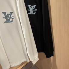 LouisVuitt*路易*登 2026秋冬新款男士长袖打底衫,非常时髦胸前logo刺绣修饰!区别于以往的不同,宣示品牌 LouisVuitt*路易*登 2026秋冬新款男士长袖打底衫,非常时髦胸前logo刺绣修饰!区别于以往的不同,宣示品牌