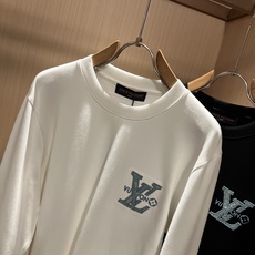 LouisVuitt*路易*登 2026秋冬新款男士长袖打底衫,非常时髦胸前logo刺绣修饰!区别于以往的不同,宣示品牌 LouisVuitt*路易*登 2026秋冬新款男士长袖打底衫,非常时髦胸前logo刺绣修饰!区别于以往的不同,宣示品牌