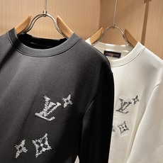 LouisVuitt*路易*登 2026秋冬新款男士长袖打底衫,非常时髦胸前logo刺绣修饰!区别于以往的不同,宣示品牌 LouisVuitt*路易*登 2026秋冬新款男士长袖打底衫,非常时髦胸前logo刺绣修饰!区别于以往的不同,宣示品牌