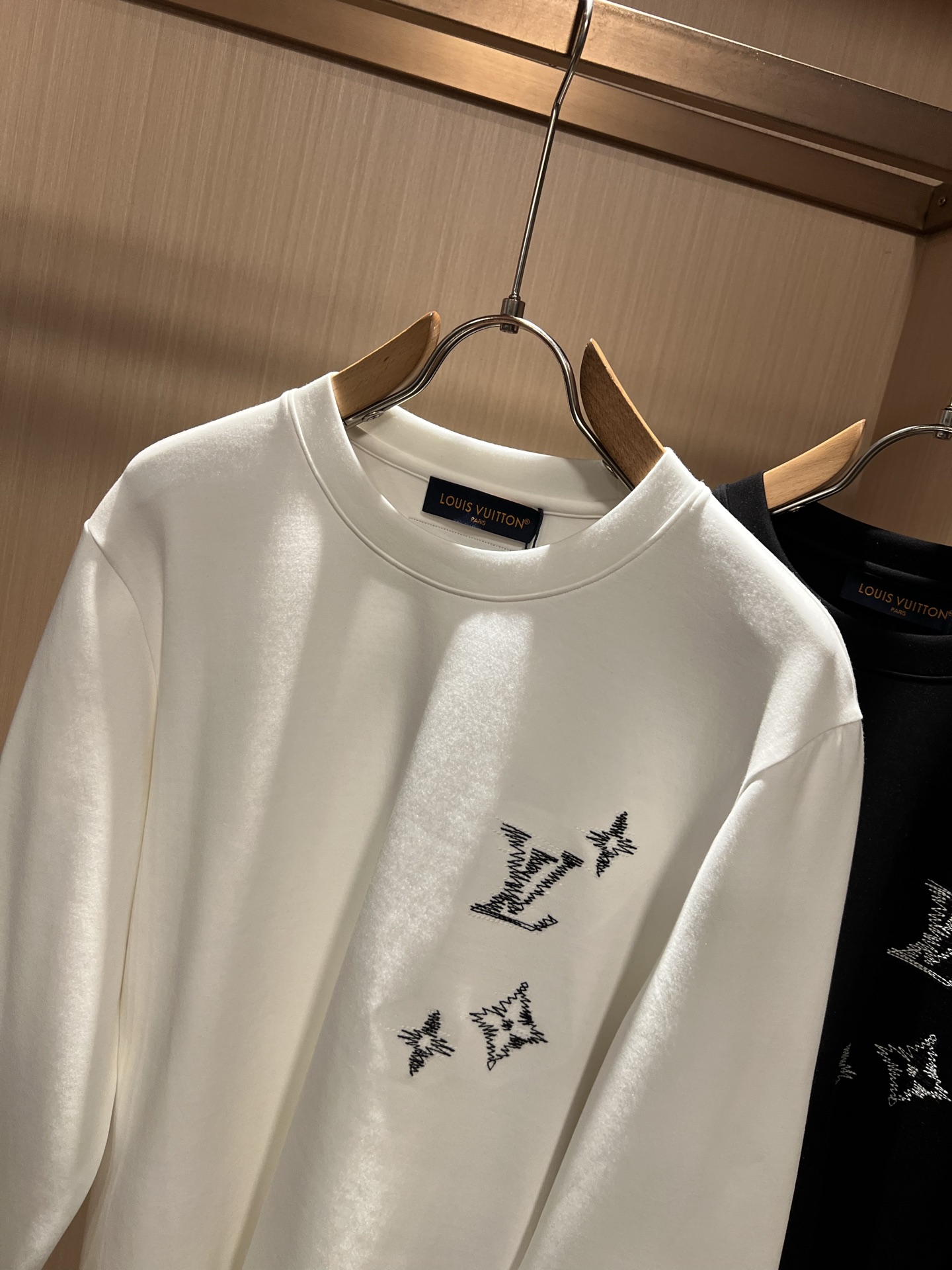 LouisVuitt*路易*登 2026秋冬新款男士长袖打底衫,非常时髦胸前logo刺绣修饰!区别于以往的不同,宣示品牌 LouisVuitt*路易*登 2026秋冬新款男士长袖打底衫,非常时髦胸前logo刺绣修饰!区别于以往的不同,宣示品牌