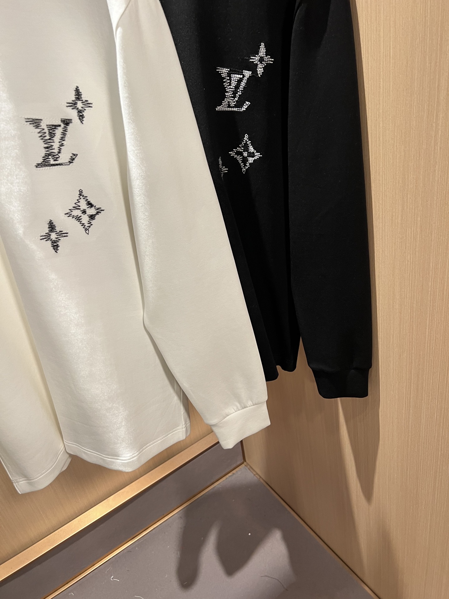 LouisVuitt*路易*登 2026秋冬新款男士长袖打底衫,非常时髦胸前logo刺绣修饰!区别于以往的不同,宣示品牌 LouisVuitt*路易*登 2026秋冬新款男士长袖打底衫,非常时髦胸前logo刺绣修饰!区别于以往的不同,宣示品牌