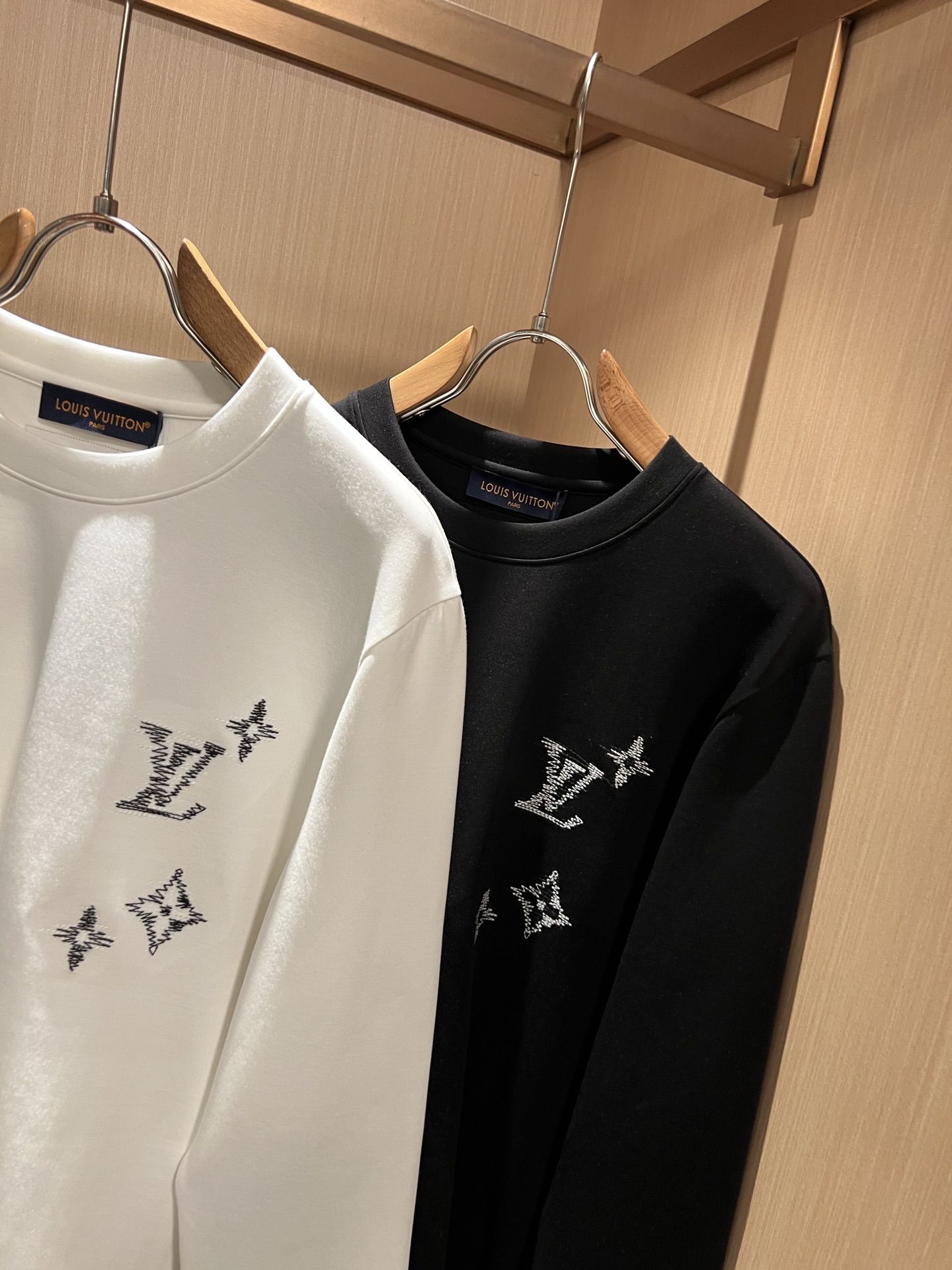 LouisVuitt*路易*登 2026秋冬新款男士长袖打底衫,非常时髦胸前logo刺绣修饰!区别于以往的不同,宣示品牌 LouisVuitt*路易*登 2026秋冬新款男士长袖打底衫,非常时髦胸前logo刺绣修饰!区别于以往的不同,宣示品牌