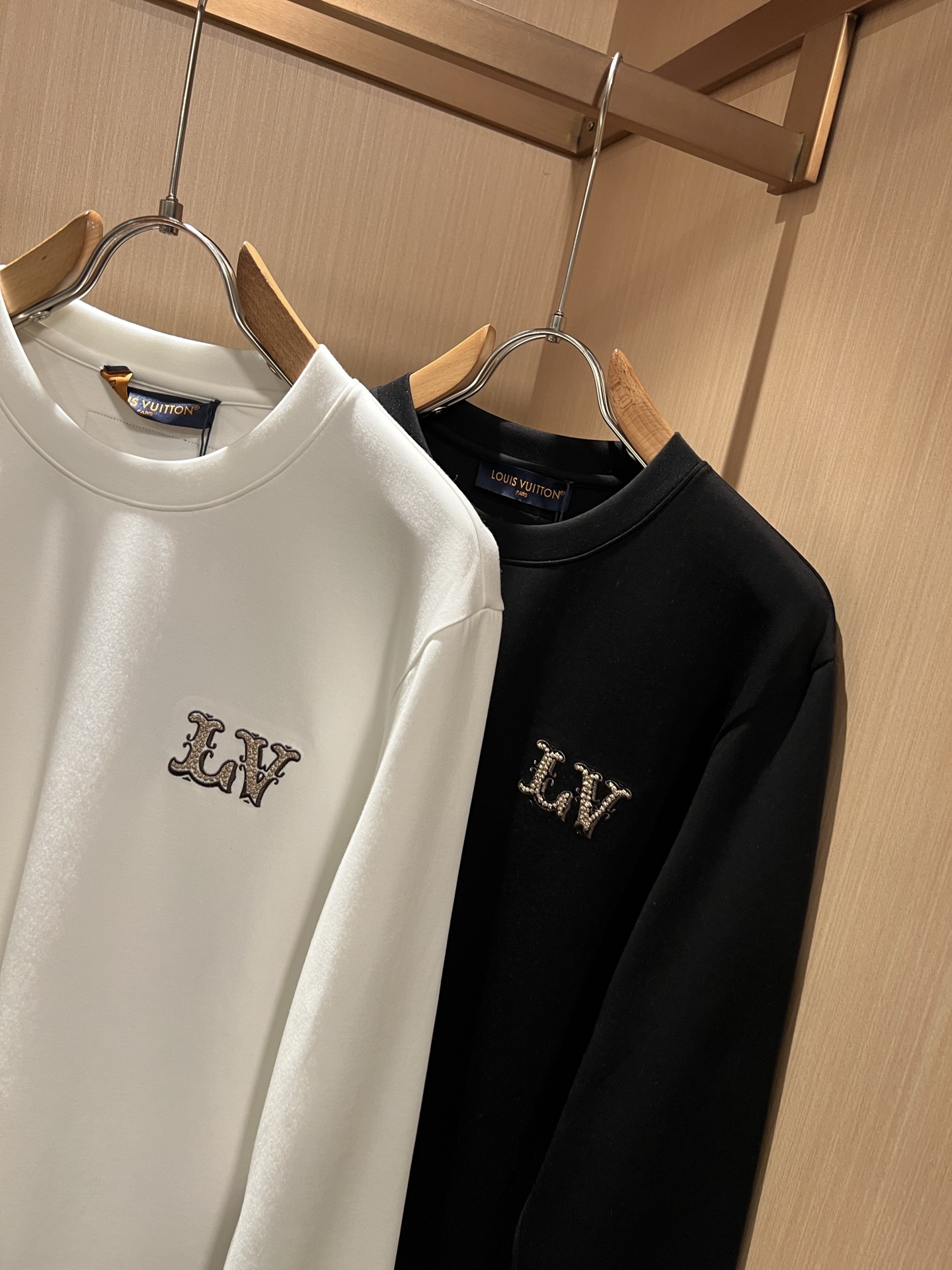 LouisVuitt*路易*登 2026秋冬新款男士长袖打底衫，非常时髦胸前logo刺绣修饰！区别于以往的不同，宣示品牌