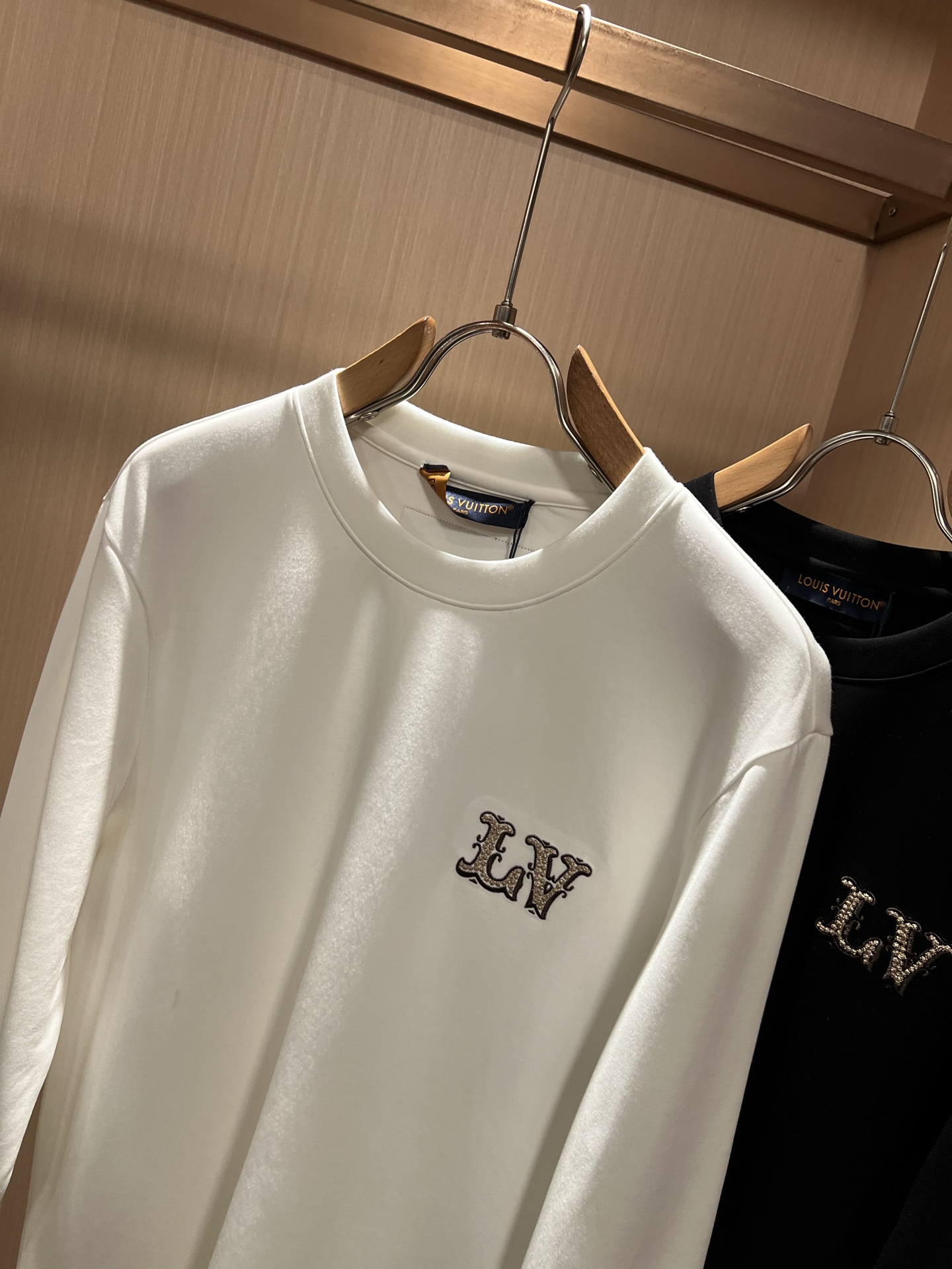 LouisVuitt*路易*登 2026秋冬新款男士长袖打底衫，非常时髦胸前logo刺绣修饰！区别于以往的不同，宣示品牌