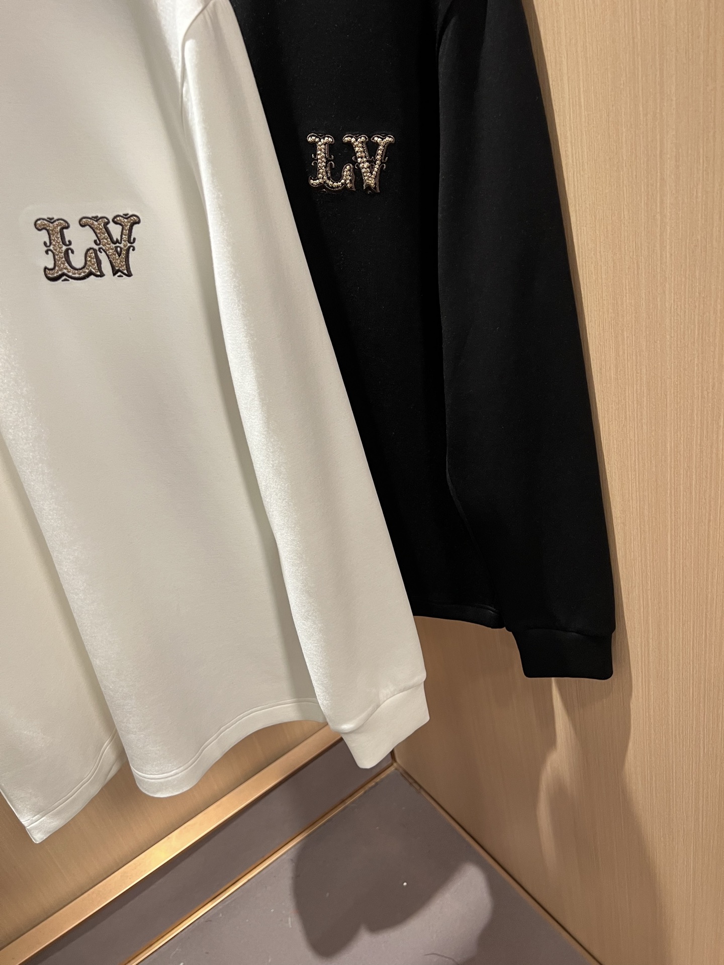 LouisVuitt*路易*登 2026秋冬新款男士长袖打底衫，非常时髦胸前logo刺绣修饰！区别于以往的不同，宣示品牌
