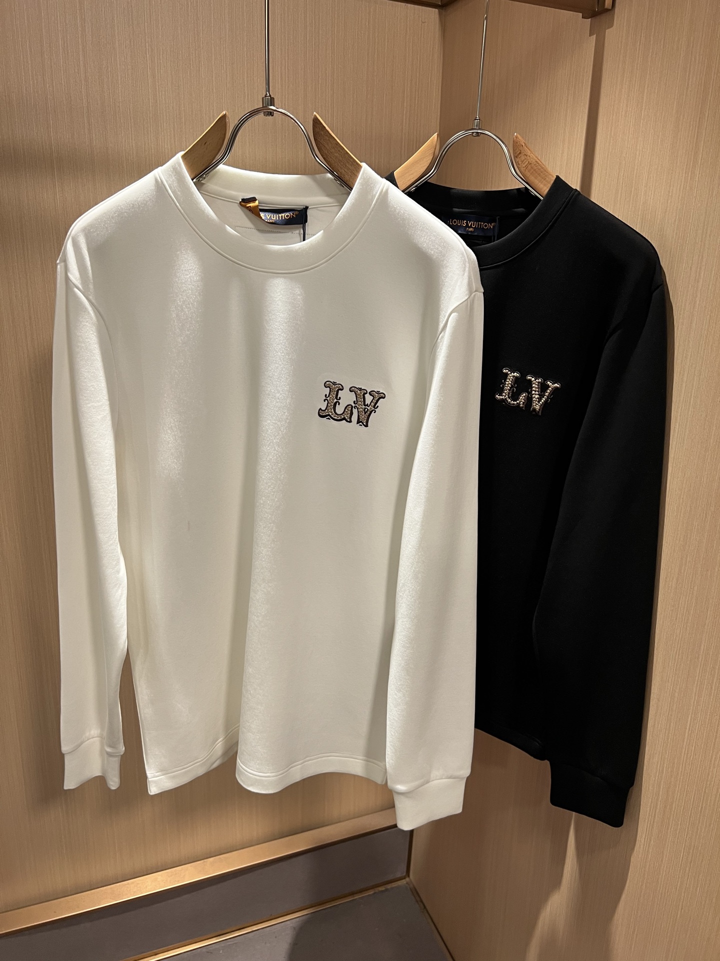 LouisVuitt*路易*登 2026秋冬新款男士长袖打底衫，非常时髦胸前logo刺绣修饰！区别于以往的不同，宣示品牌
