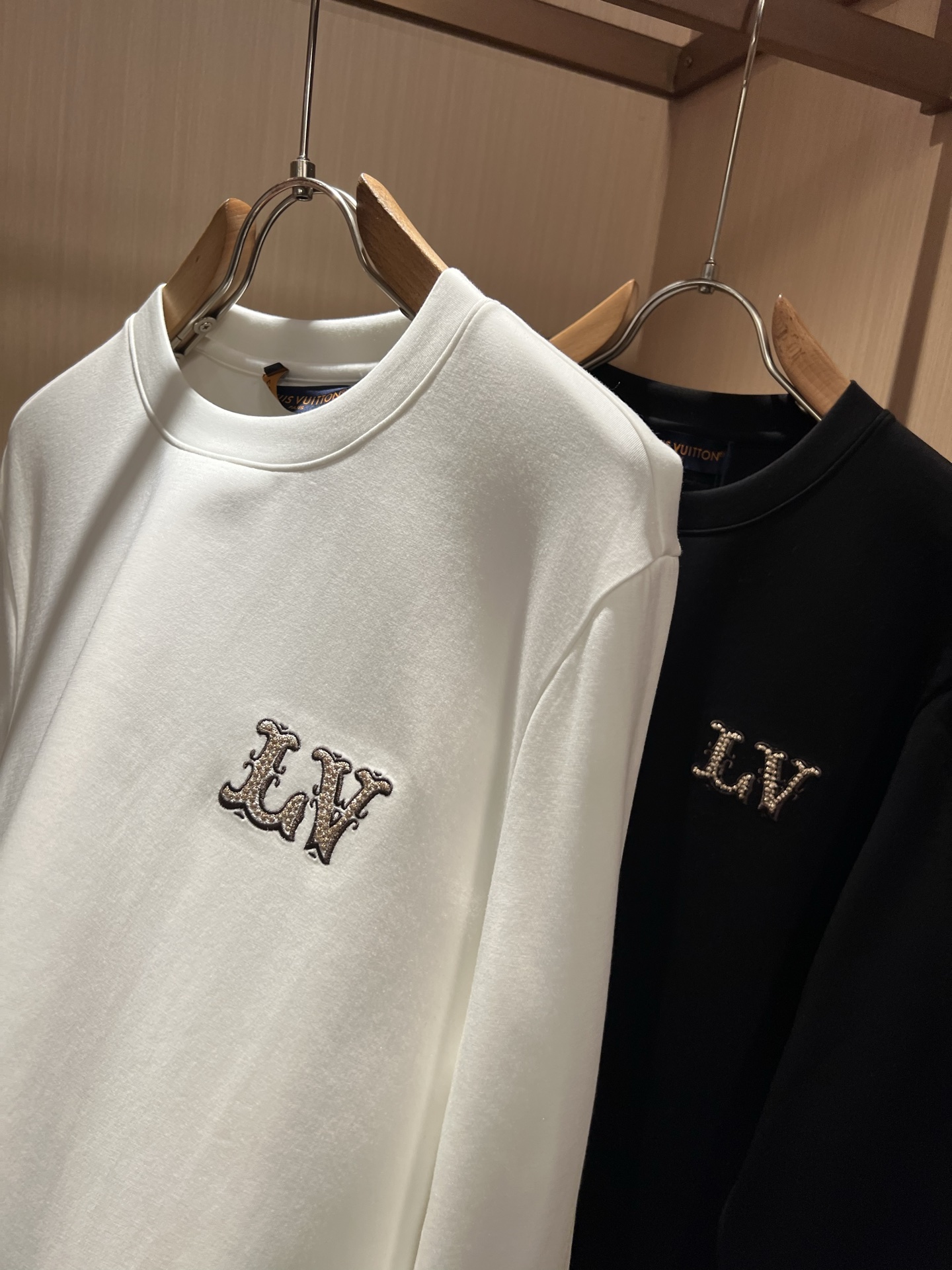 LouisVuitt*路易*登 2026秋冬新款男士长袖打底衫，非常时髦胸前logo刺绣修饰！区别于以往的不同，宣示品牌
