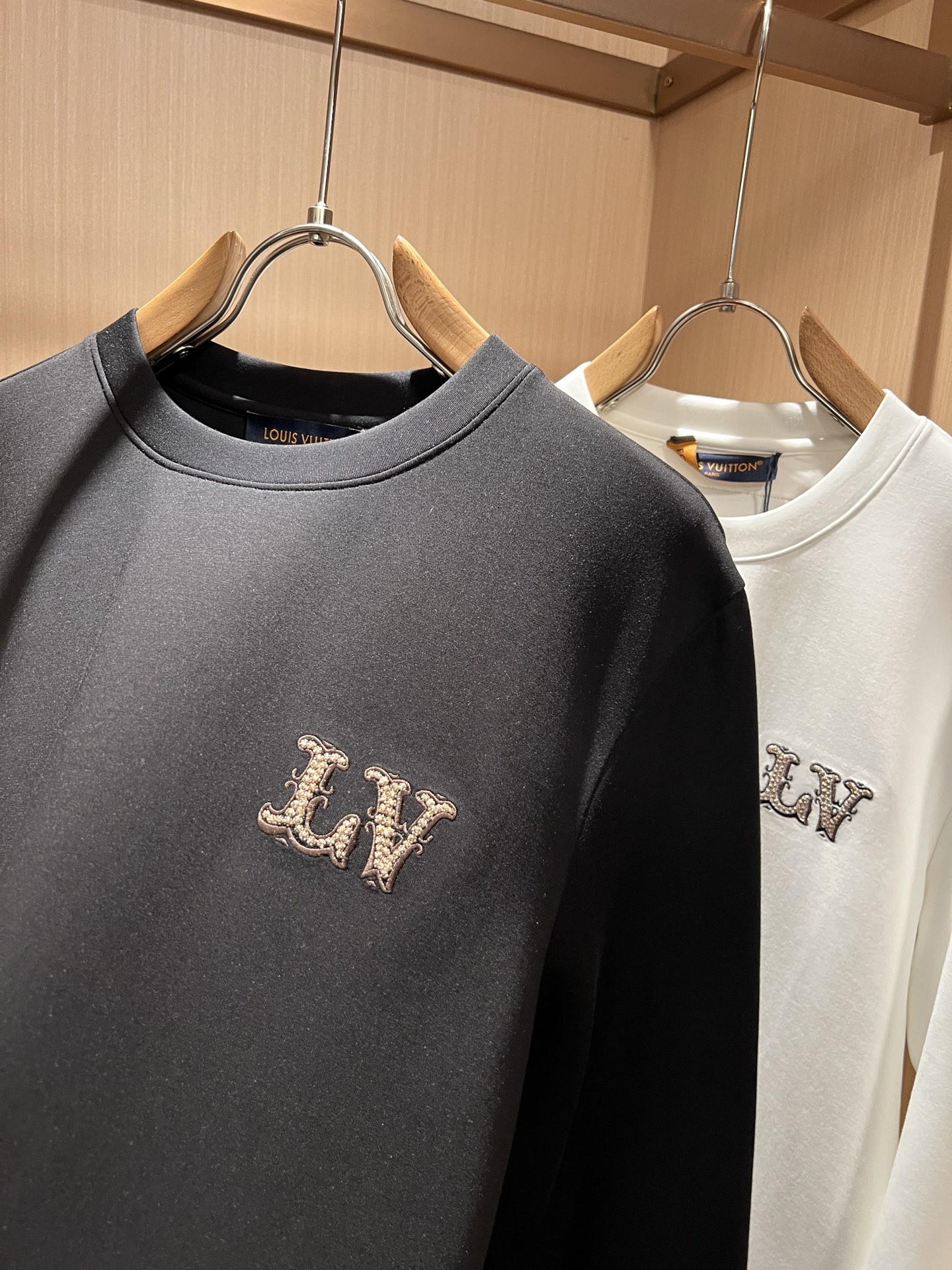LouisVuitt*路易*登 2026秋冬新款男士长袖打底衫，非常时髦胸前logo刺绣修饰！区别于以往的不同，宣示品牌