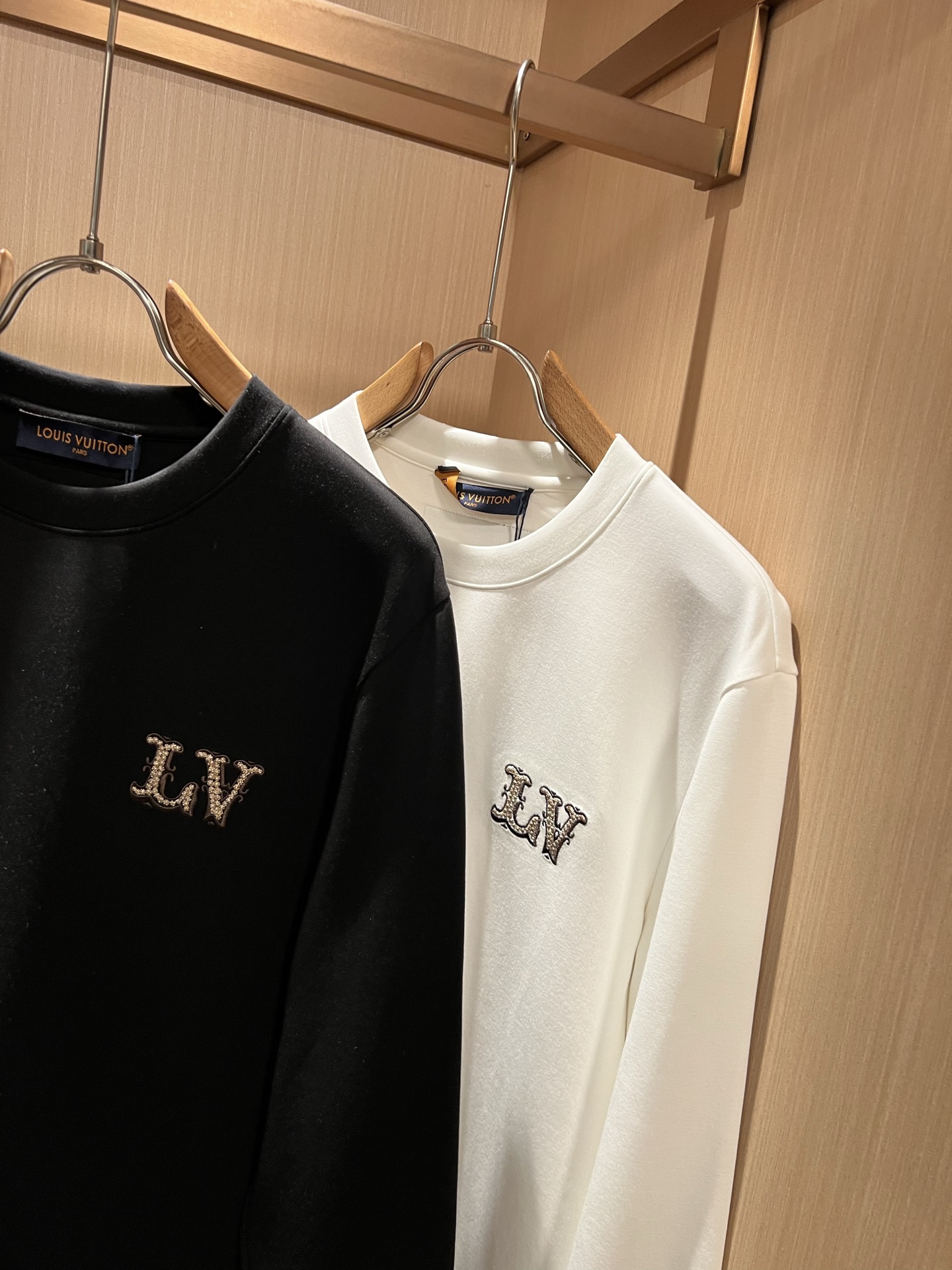 LouisVuitt*路易*登 2026秋冬新款男士长袖打底衫，非常时髦胸前logo刺绣修饰！区别于以往的不同，宣示品牌