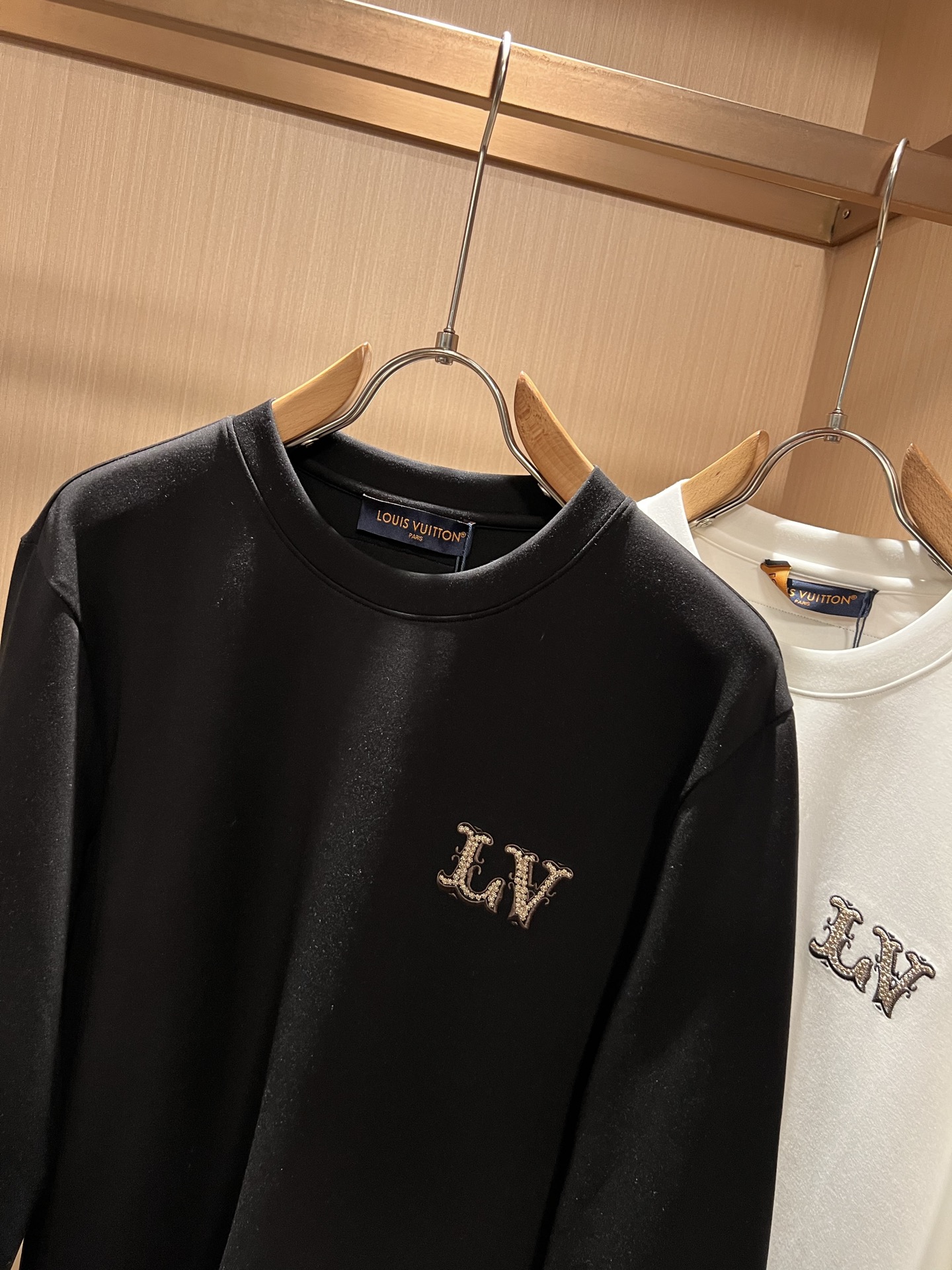 LouisVuitt*路易*登 2026秋冬新款男士长袖打底衫，非常时髦胸前logo刺绣修饰！区别于以往的不同，宣示品牌