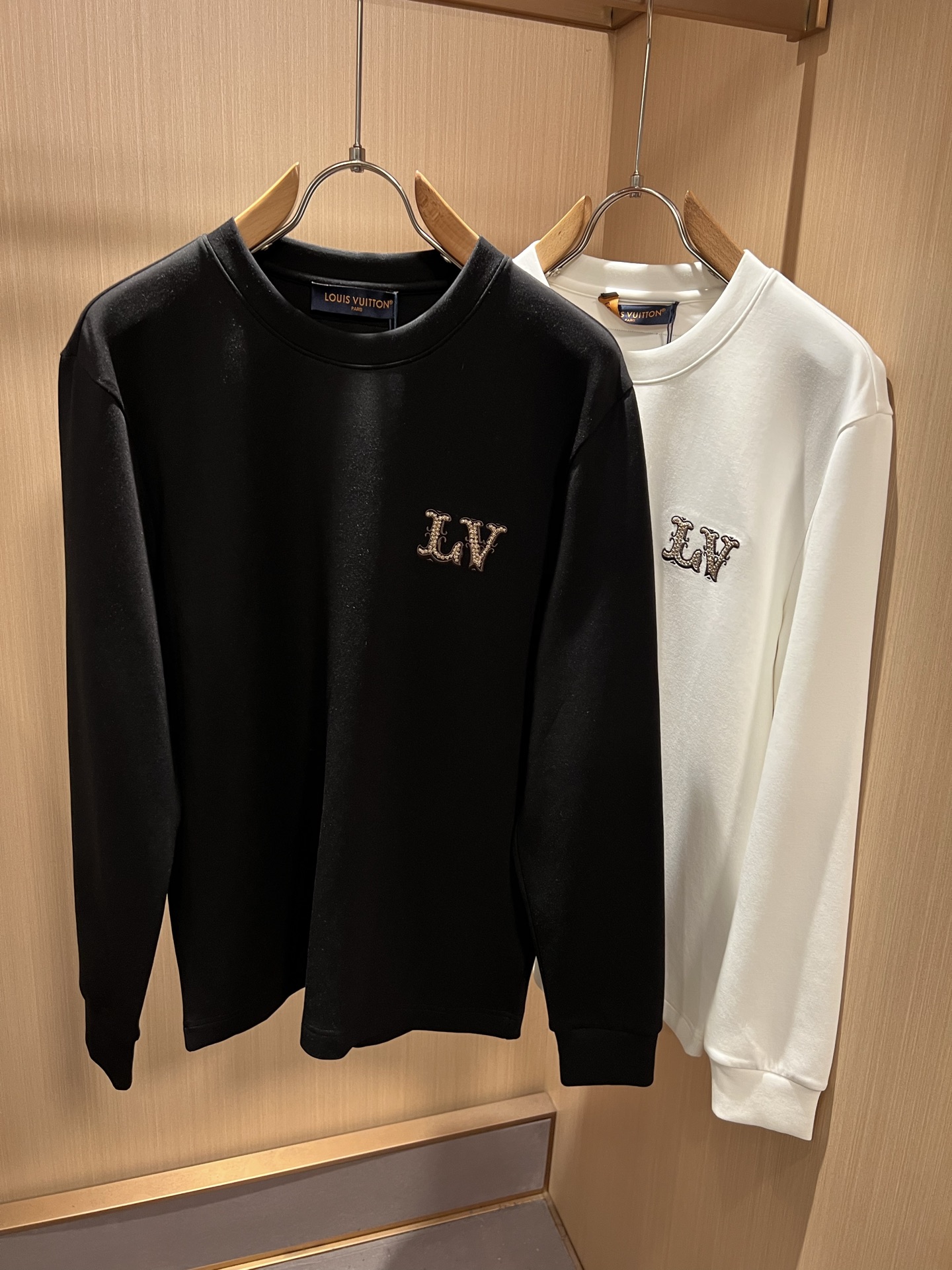 LouisVuitt*路易*登 2026秋冬新款男士长袖打底衫，非常时髦胸前logo刺绣修饰！区别于以往的不同，宣示品牌