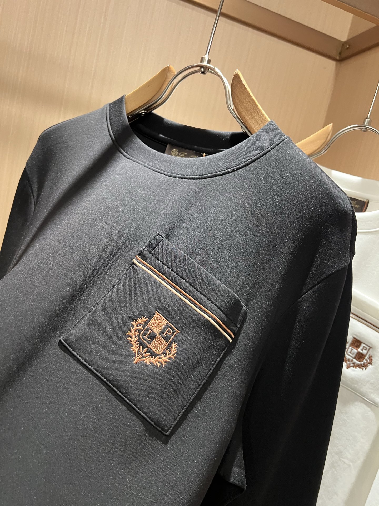 Loro Piana诺悠翩雅 2026秋冬男士最新的贸易订单打底衫,全品相!!胸前采用logo图案刺绣设计!定制婴儿绒面 Loro Piana诺悠翩雅 2026秋冬男士最新的贸易订单打底衫,全品相!!胸前采用logo图案刺绣设计!定制婴儿绒面