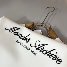 Moncler蒙口2026秋冬新款贸易订单短袖打底衫,全品相!!网红款!胸前logo图案刺绣设计!上身舒适透气,不僵硬, Moncler蒙口2026秋冬新款贸易订单短袖打底衫,全品相!!网红款!胸前logo图案刺绣设计!上身舒适透气,不僵硬,
